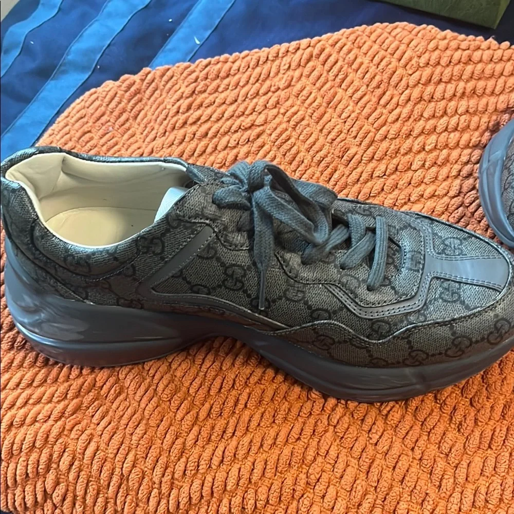 Gucci Gray Sneakers with Sleek Design - Picture 4 of 6